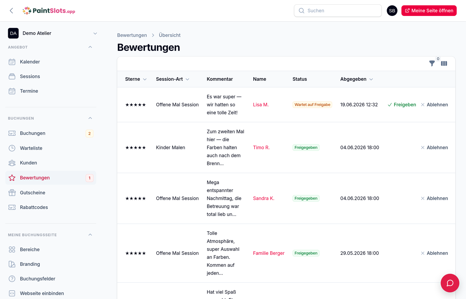 Bewertungsübersicht im Admin: Zeilen mit Sternen, Session-Art, Kommentar, Name und Status, dazu die Knöpfe „Freigeben“ und „Ablehnen“