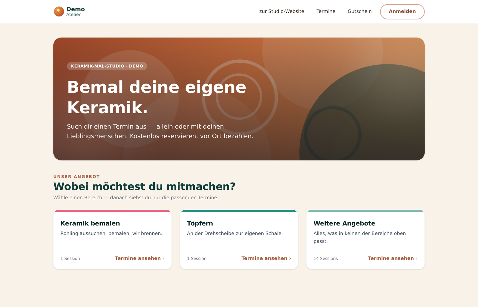 Öffentliche Buchungsseite eines Studios mit eigenem Logo, farbigem Kopfbild und drei Bereichs-Kacheln