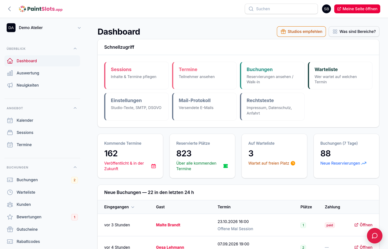 Dashboard im Admin: Schnellzugriff-Kacheln, vier Kennzahlen zu kommenden Terminen, reservierten Plätzen, Warteliste und Buchungen der letzten 7 Tage, darunter die Tabelle der neuen Buchungen