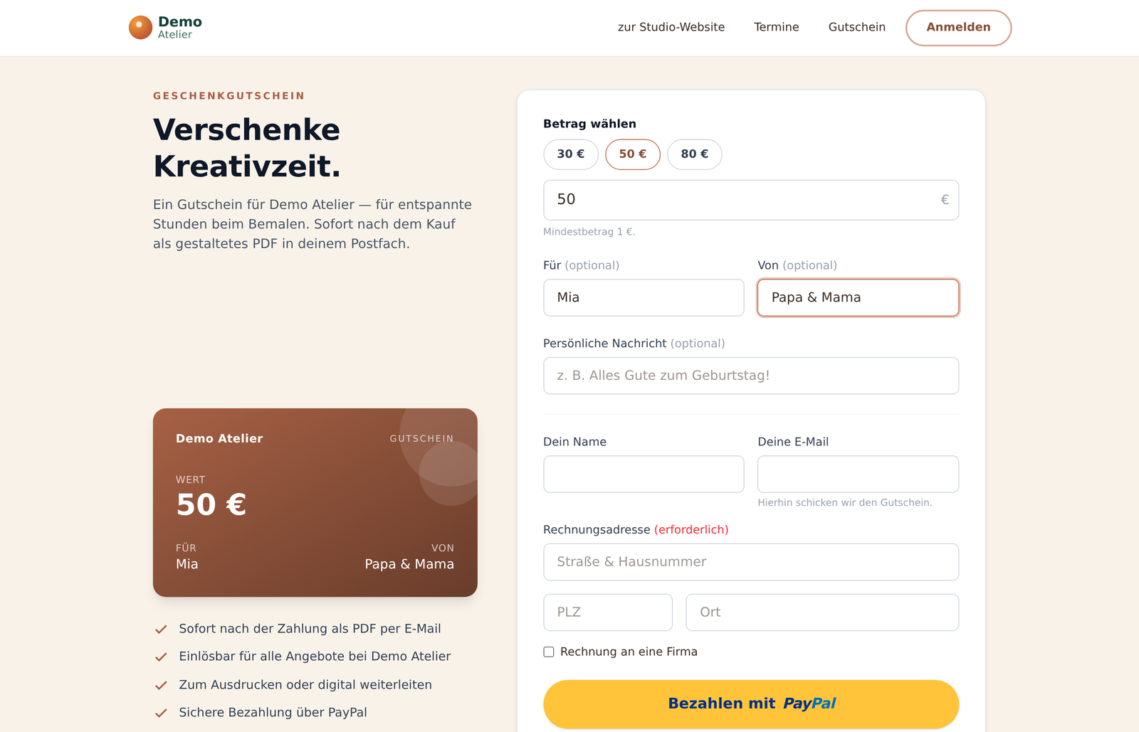 Gutschein-Seite eines Studios: links die Überschrift „Verschenke Kreativzeit“ und eine Vorschaukarte für Mia von Papa & Mama, rechts das Formular mit drei Betragsknöpfen, Widmung, Adressfeldern und dem Knopf „Bezahlen mit PayPal“