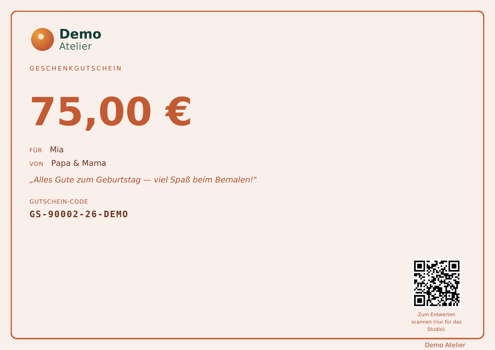 Gestalteter Geschenkgutschein als PDF: Studio-Logo, Betrag, die Zeilen „Für“ und „Von“, eine persönliche Nachricht, der Gutschein-Code und ein QR-Code zum Entwerten