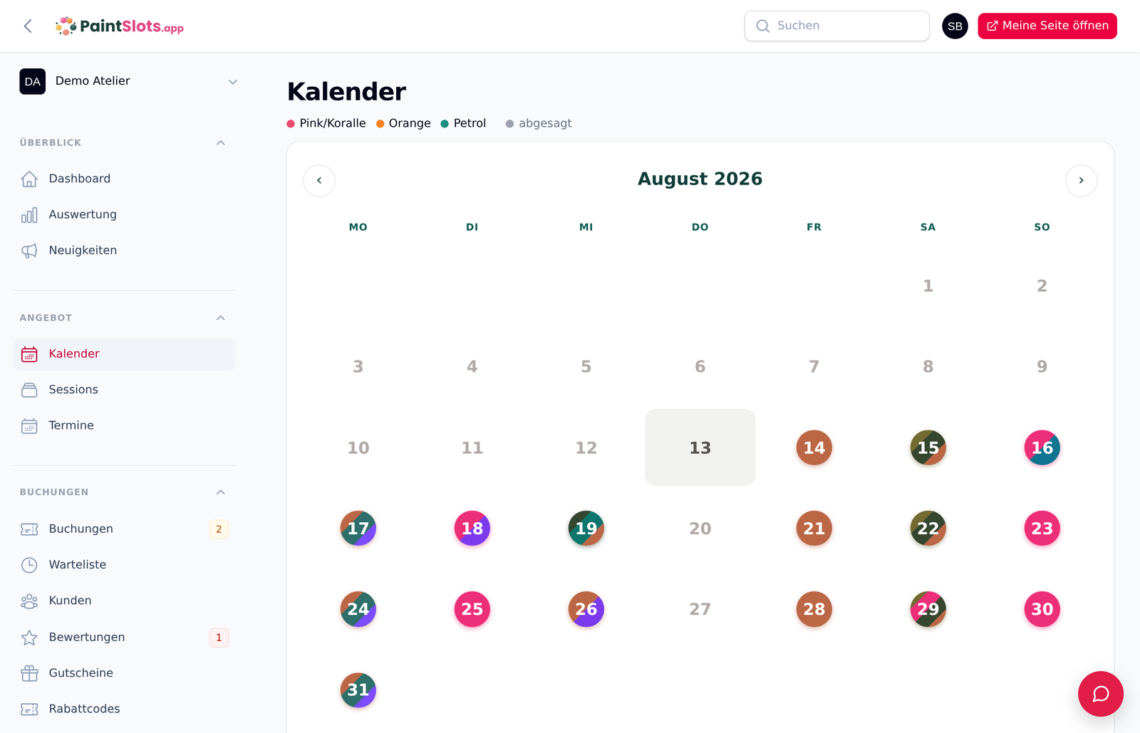 Monatskalender im Admin für August 2026: Tage mit Terminen tragen farbige Punkte, oben die Legende mit Pink/Koralle, Orange, Petrol und abgesagt