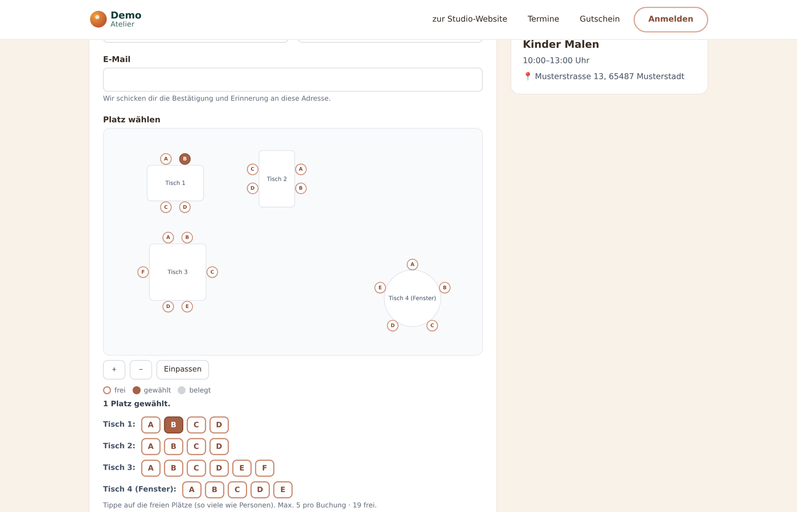 Buchungsformular mit dem Schritt „Platz wählen“: der Sitzplan des Studios, ein Platz ist ausgewählt, darunter die Liste der Plätze je Tisch