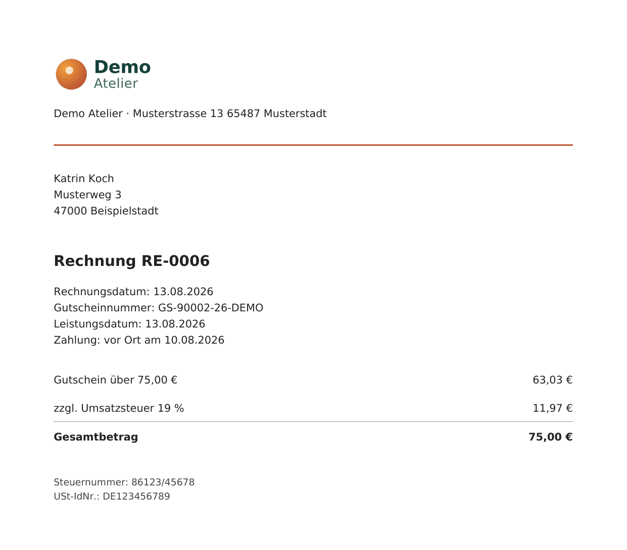 Selbst erstellte Rechnung als PDF: Studio-Logo, Absenderzeile über der Empfängeranschrift, Überschrift „Rechnung RE-0006“, Rechnungs- und Leistungsdatum, ein verkaufter Gutschein als einzige Position mit 19 % Umsatzsteuer sowie Steuernummer und USt-IdNr.