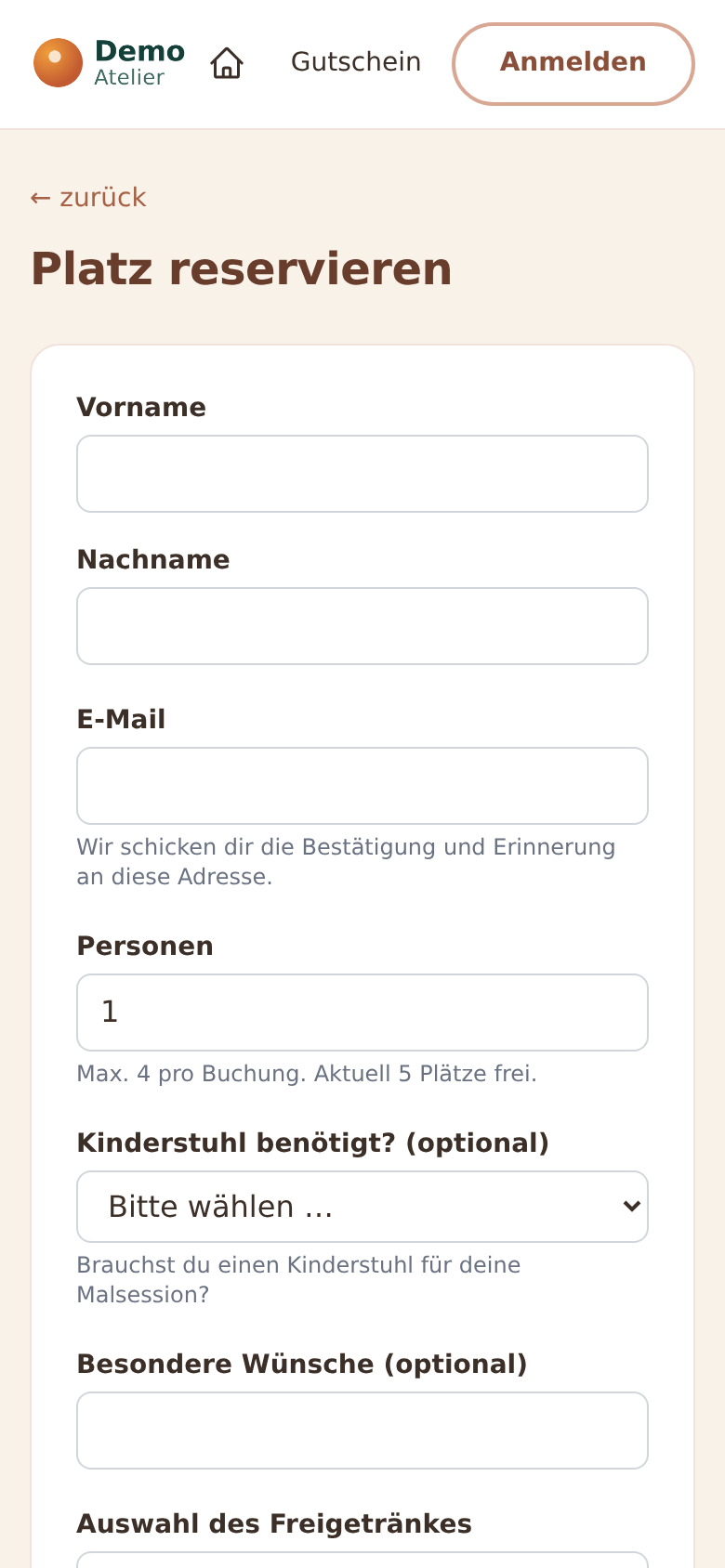 Buchungsformular „Platz reservieren“ auf dem Handy: Vorname, Nachname, E-Mail, das Feld Personen mit dem Hinweis „Max. 4 pro Buchung. Aktuell 5 Plätze frei.“ und darunter die eigenen Fragen des Studios