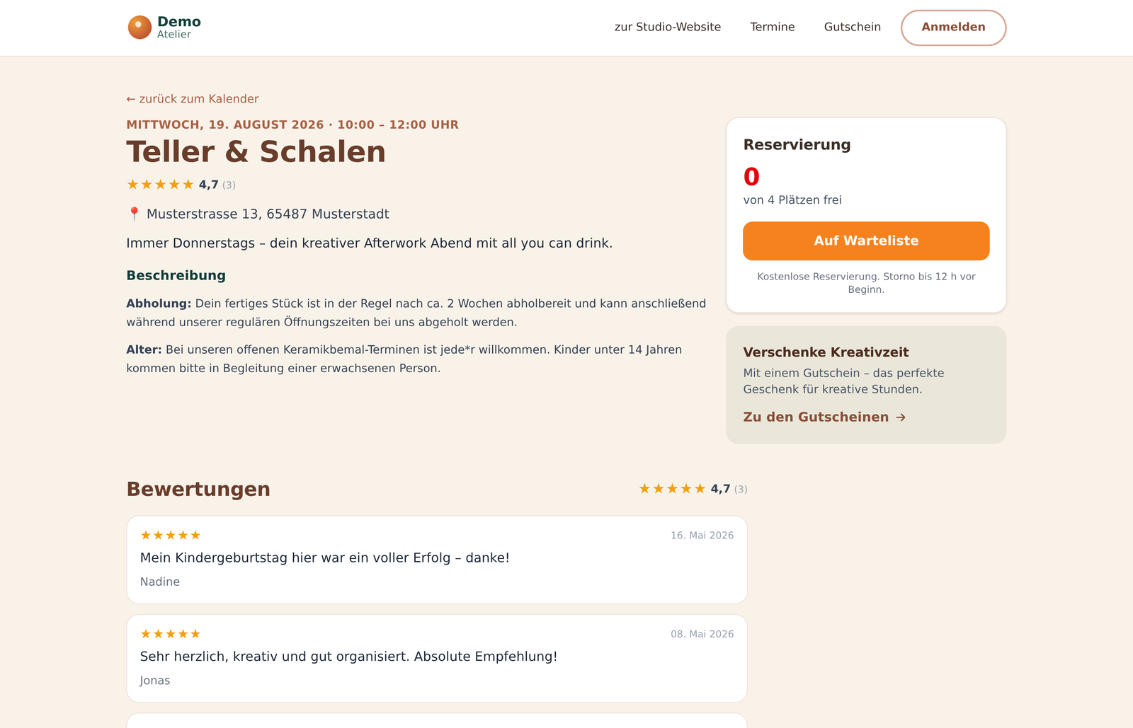 Ausgebuchter Termin auf der Buchungsseite: „0 von 4 Plätzen frei“ und ein oranger Knopf „Auf Warteliste“